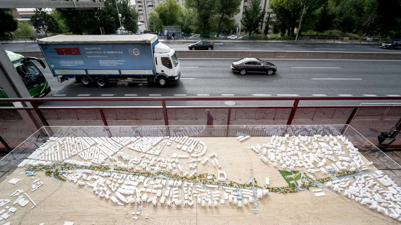 Maqueta de las obras de soterramiento de la A-5 y la construcci&oacute;n del futuro Paseo Verde del Suroeste.
