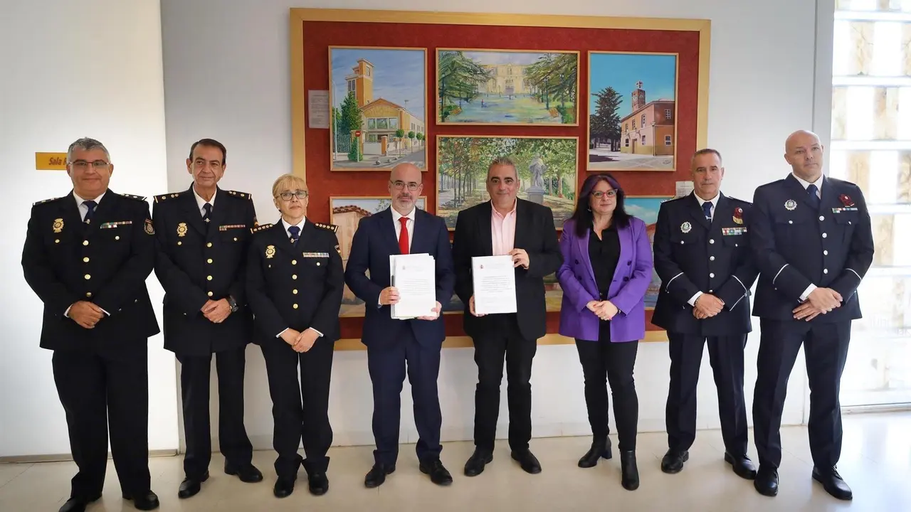 El alcalde junto a otros representantes en la firma del convenio de adhesi&oacute;n.