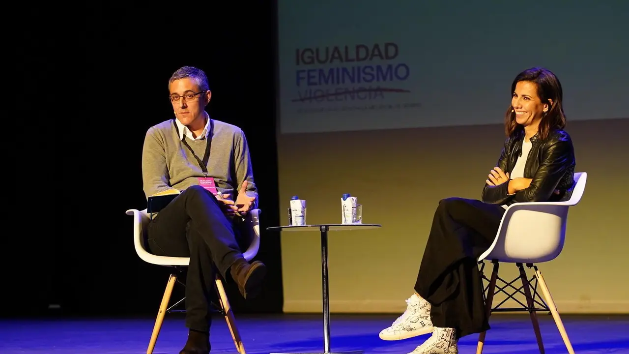 Ana Pastor y Eduardo Madina en la conferencia 'Desinformaci&oacute;n y violencia de g&eacute;nero: el debate contra el nuevo autoritarismo de las mentiras', organizada por el Ayuntamiento de Alcorc&oacute;n. Imagen cedida por la consultora Harmon.