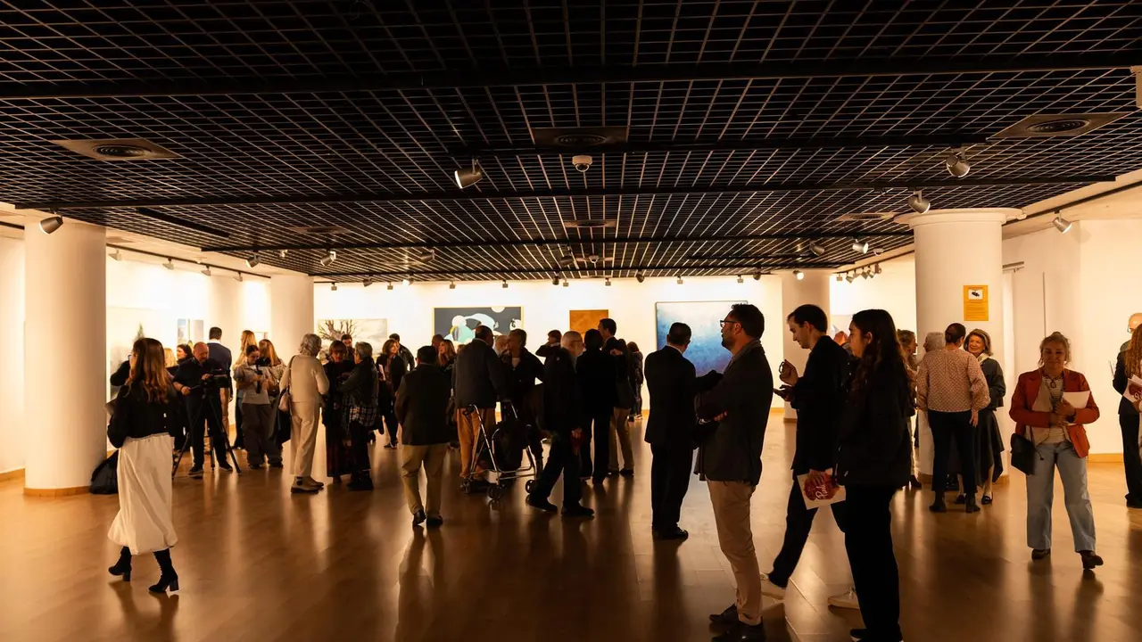 Imagen de personas visitando la exposici&oacute;n de pintura de Pozuelo de Alarc&oacute;n.