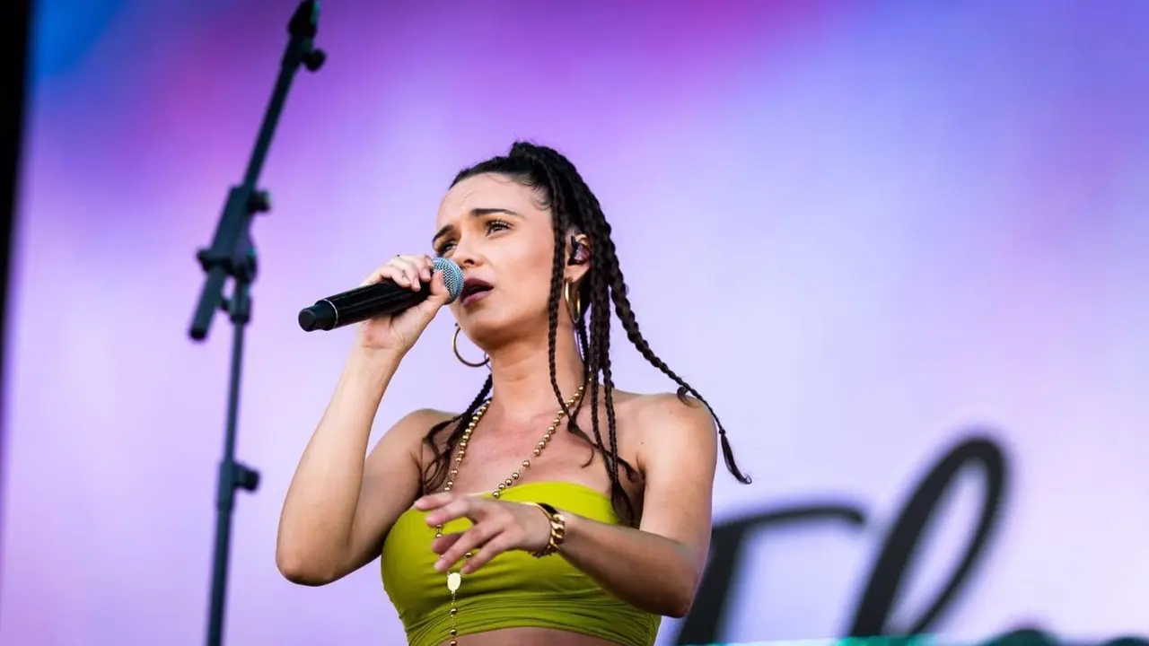 Elena Salguero cantando sobre el escenario.