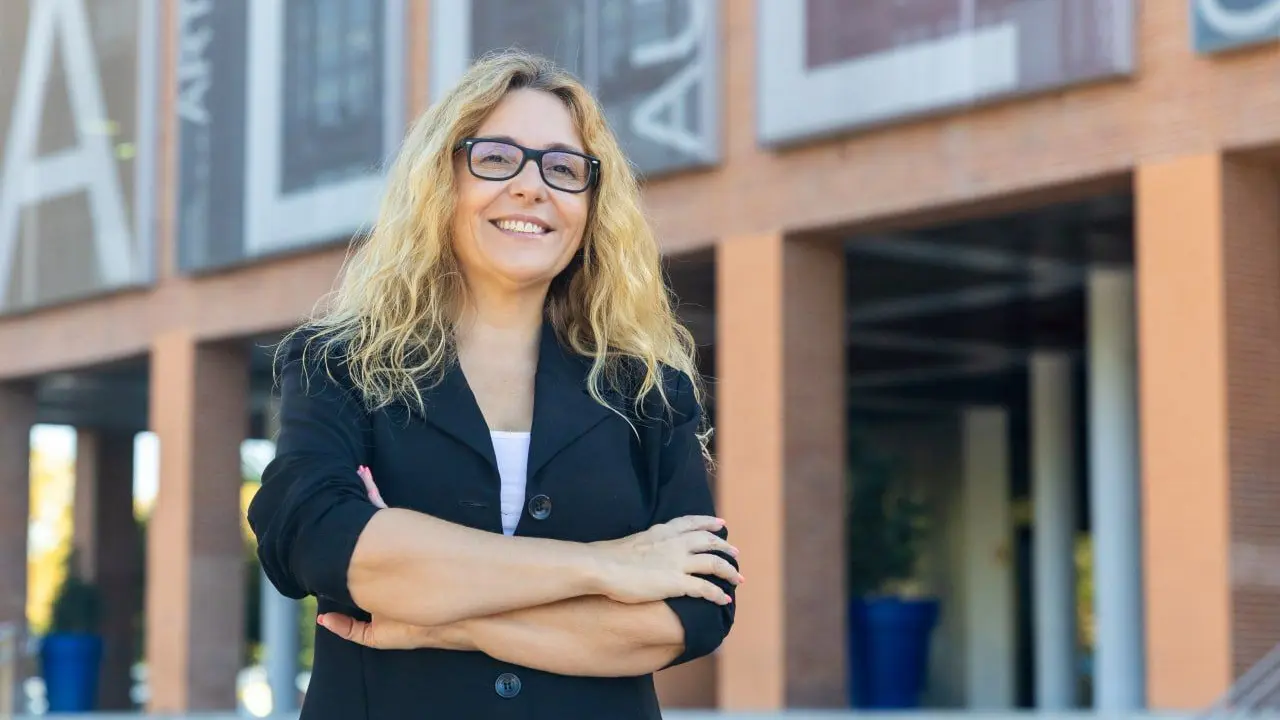 Raquel Rodr&iacute;guez Tercero, concejala de Cultura, Festejos y Mayores, frente al Teatro Buero Vallejo de Alcorc&oacute;n.