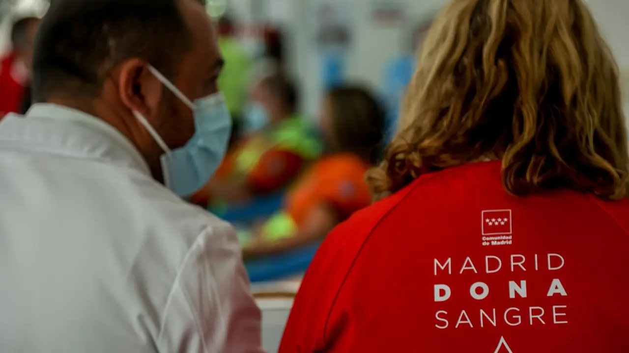 Dos sanitarios en el Centro de Transfusi&oacute;n de la Comunidad de Madrid.