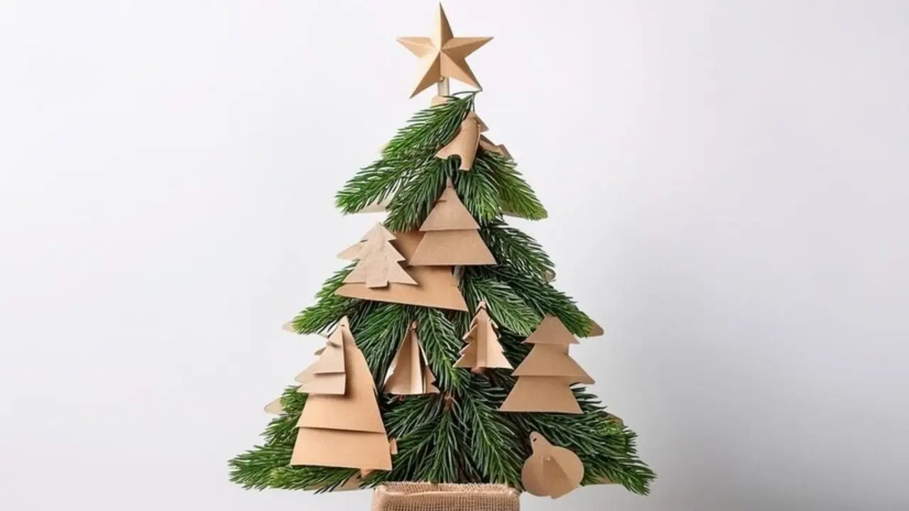 Un &aacute;rbol de navidad en una foto de archivo.