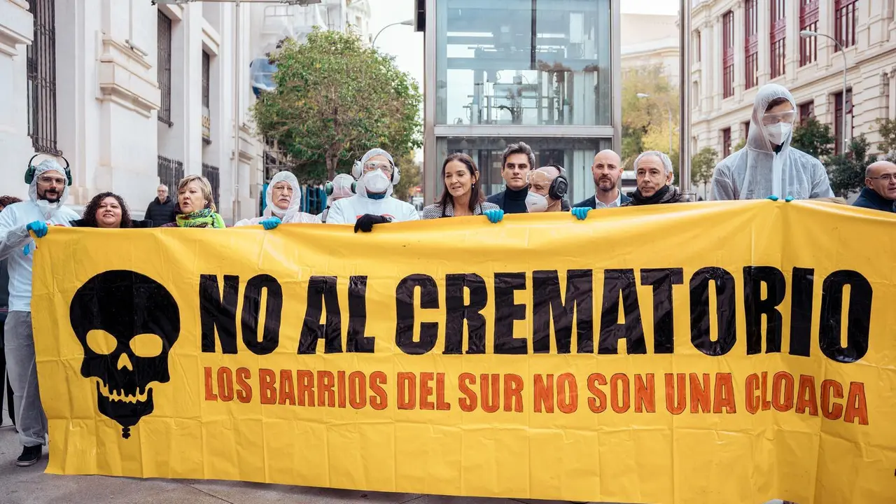 La portavoz del grupo municipal Socialista en el Ayuntamiento de Madrid, Reyes Maroto, acompa&ntilde;a a representantes de las asociaciones de vecinos de Usera y Villaverde.