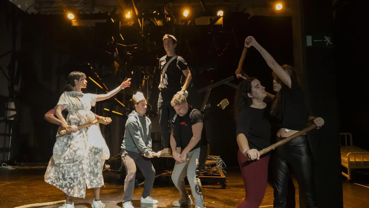 Un monstruo viene a verme obra de teatro.