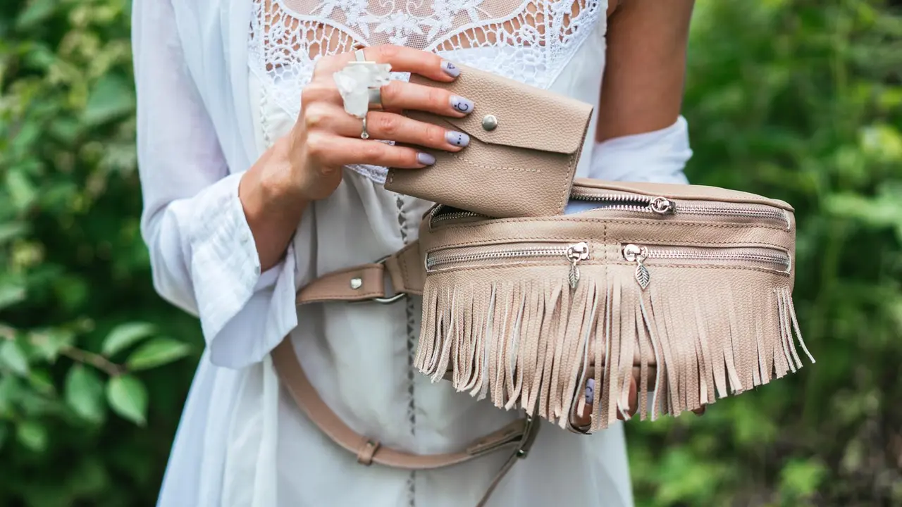 Imagen de archivo de un plano corto de una mujer con un bolso y cartera.