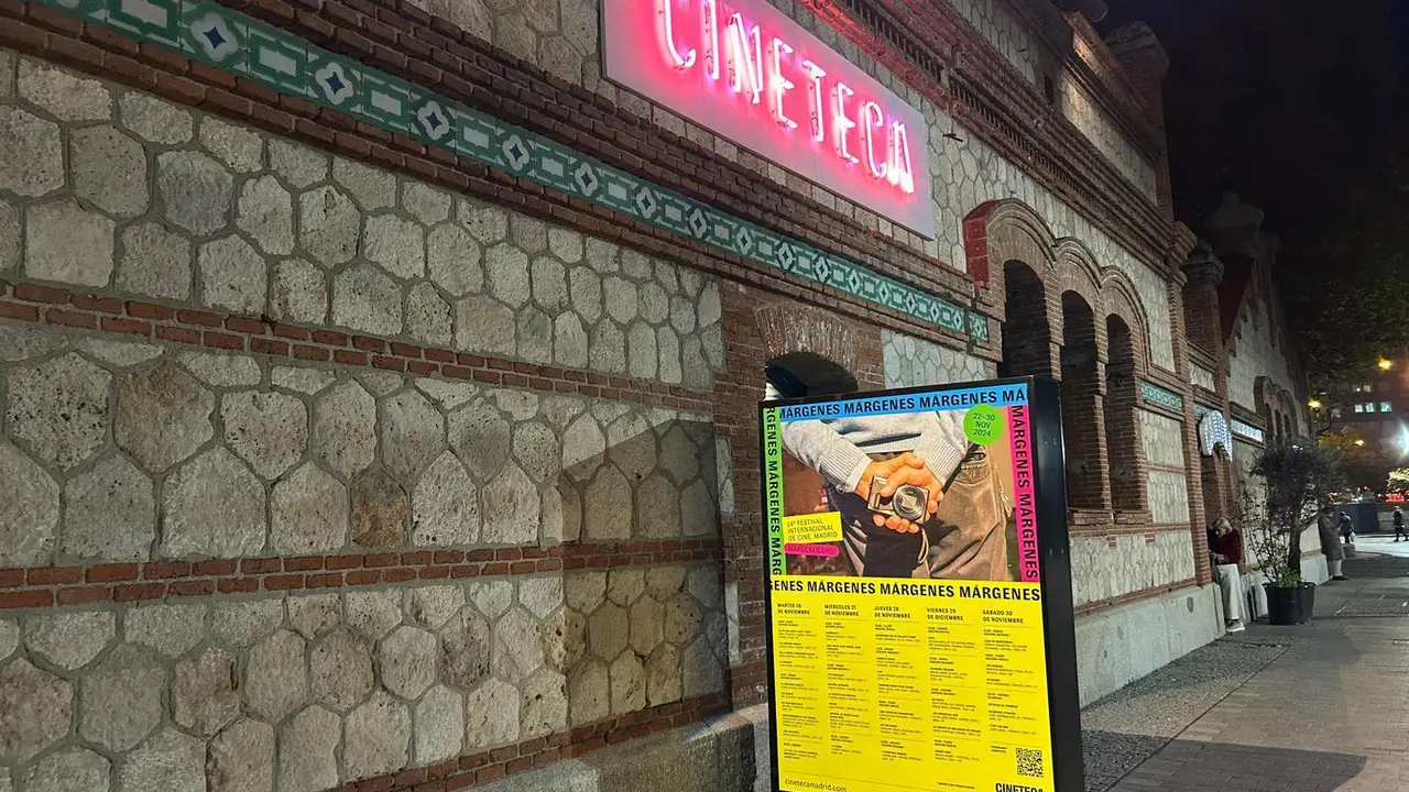 Imagen del exterior de la Cineteca de Matadero con el carel del Festival 'M&aacute;rgenes'.