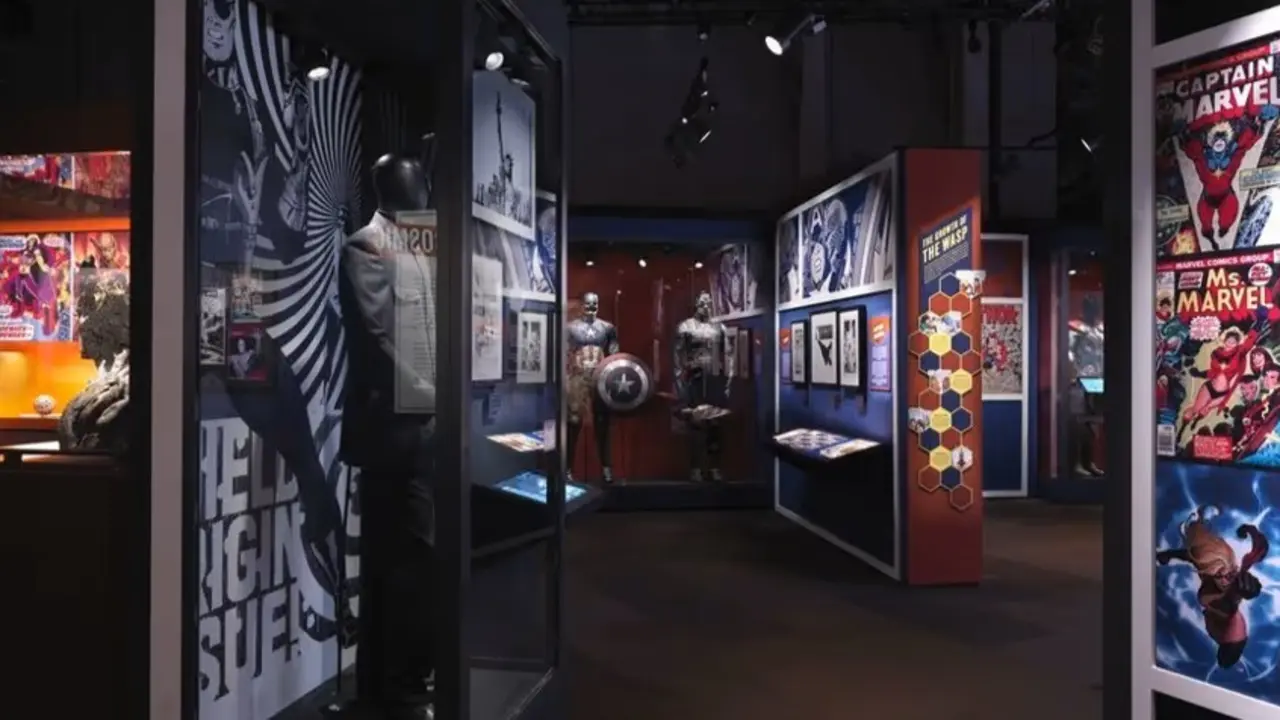 Imagen de la p&aacute;gina web oficial de la exposici&oacute;n, con trajes y posters de las pel&iacute;culas.