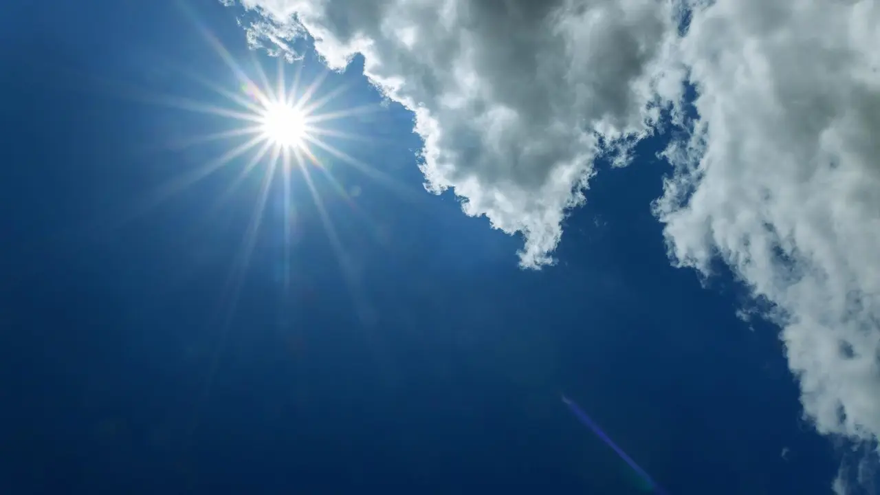 Imagen de archivo del sol brillando.