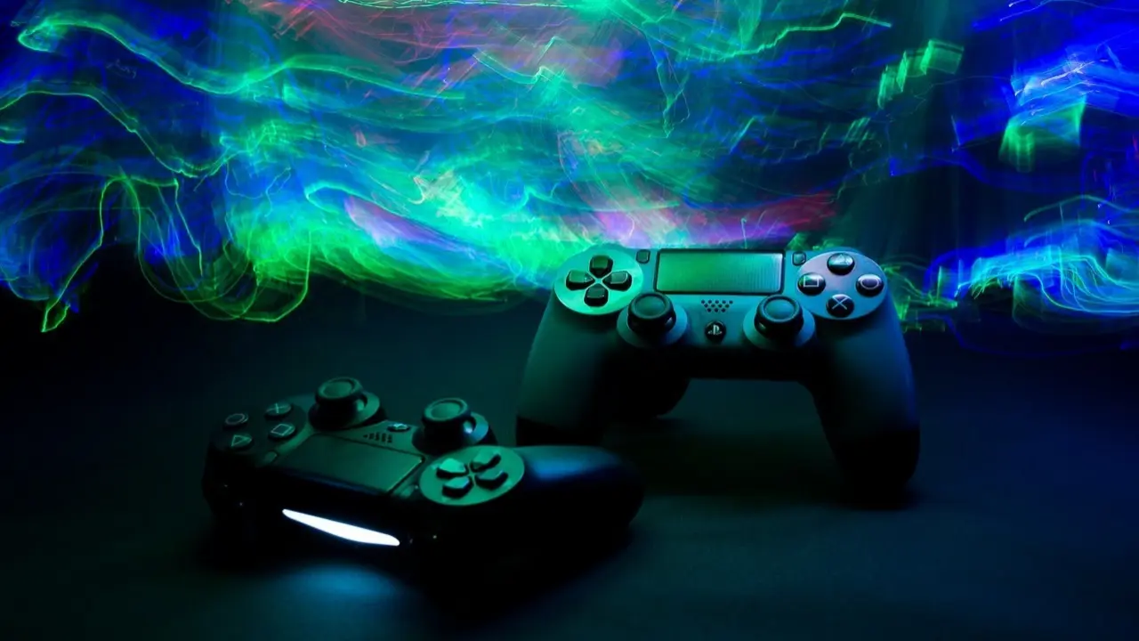 Dos mandos de playstation.