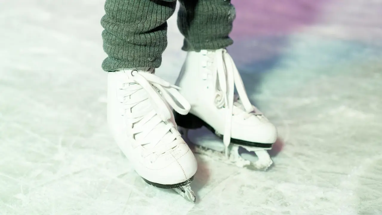 Imagen de archivo de unos patines sobre una pista de hielo.