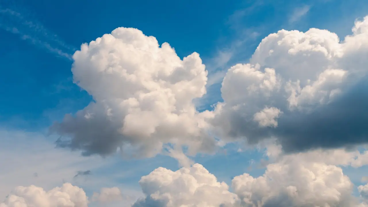 Imagen de archivo. Nubes sobre un cielo azul.
