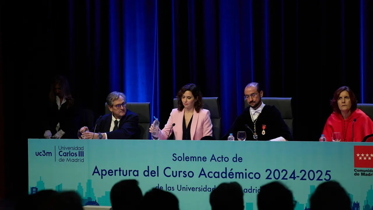 Imagen de archivo. La presidenta de la Comunidad de Madrid, Isabel D&iacute;az Ayuso, y el rector de la Universidad Carlos III de Madrid, &Aacute;ngel Arias, durante la apertura del curso acad&eacute;mico 2024/25 de las universidades madrile&ntilde;as, a 19 de septiembre de 2024, en Getafe.