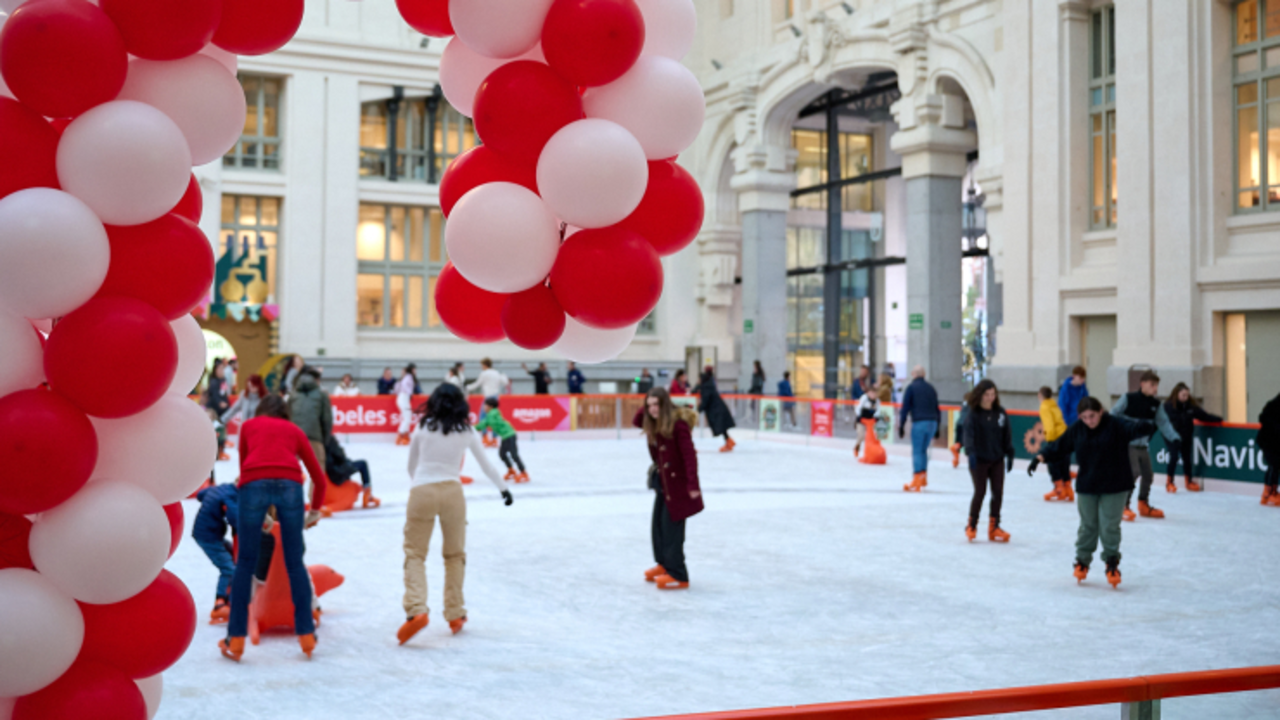 Personas patinando en la pista de hielo del Palacio de Cibeles. Imagen del Ayuntamiento de Madrid.