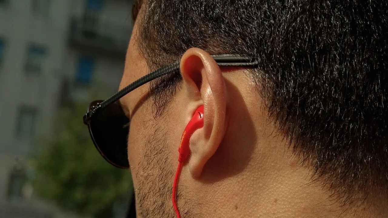 Persona con un auricular puesto.