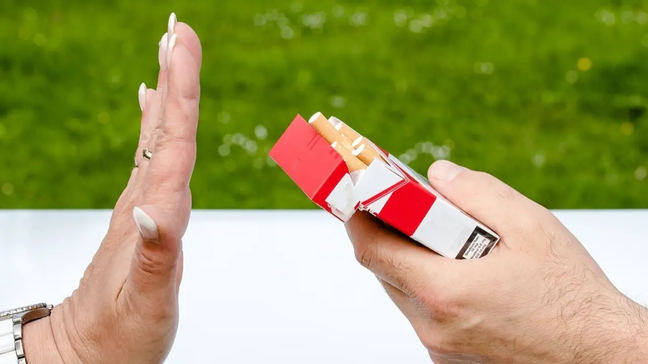 Persona negando un cigarro.