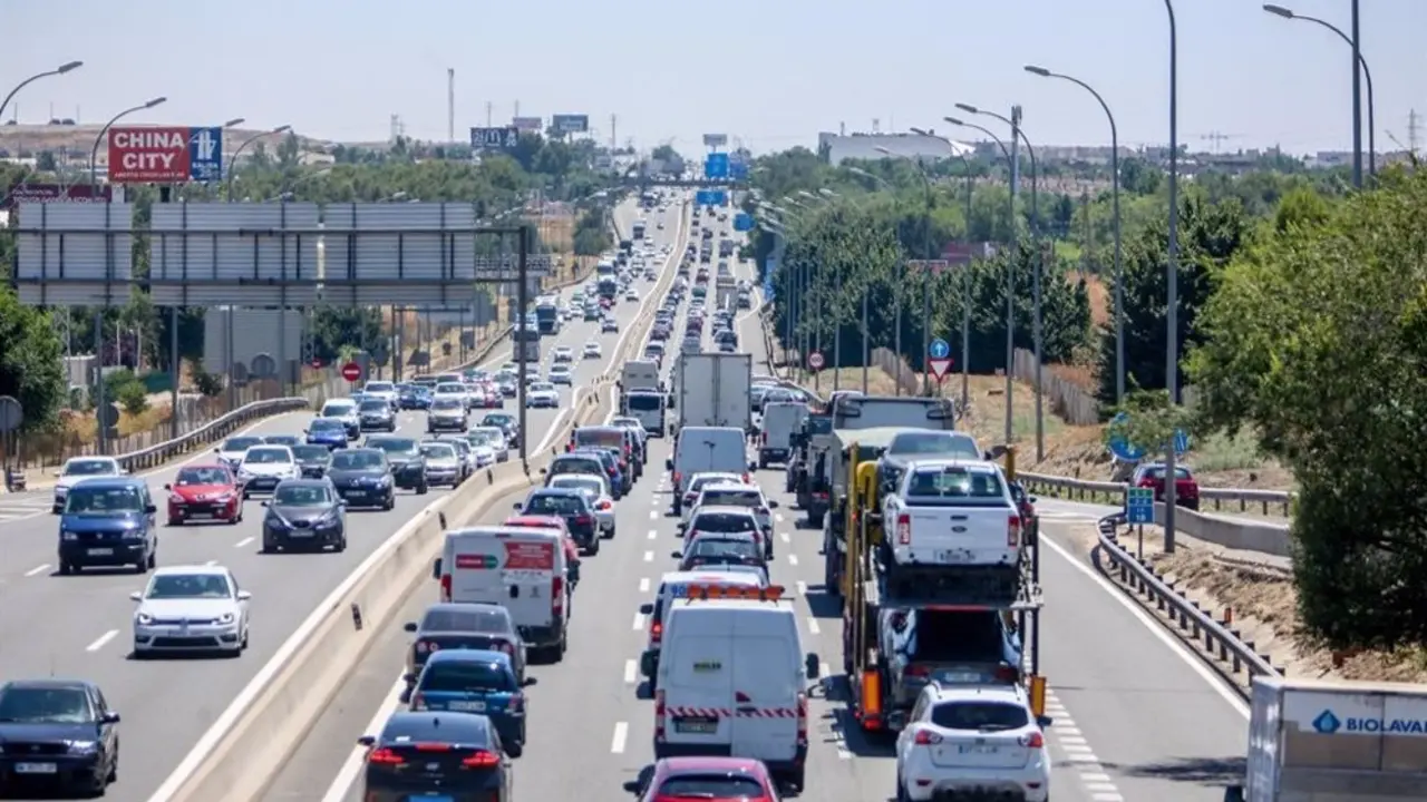 Carretera con tr&aacute;fico.