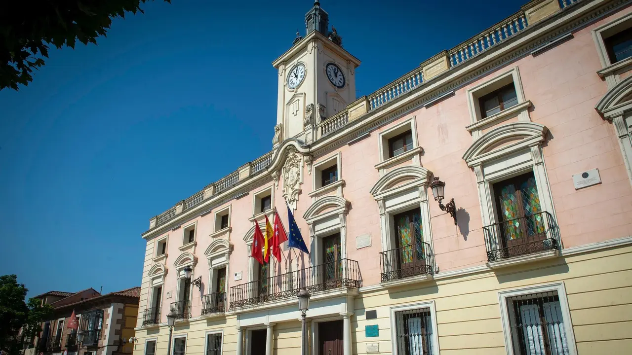 Imagen de archivo de la fachada del Ayuntamiento de Alcal&aacute; de Henares.