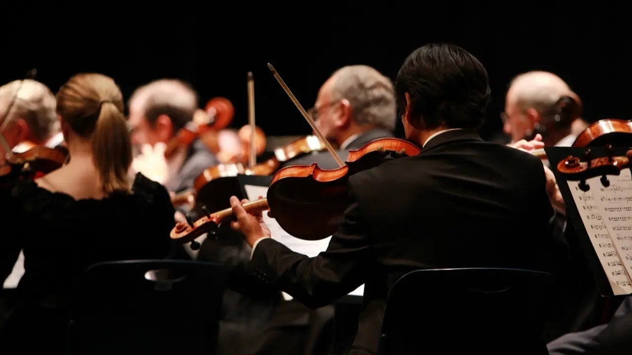 Orquesta con violines.