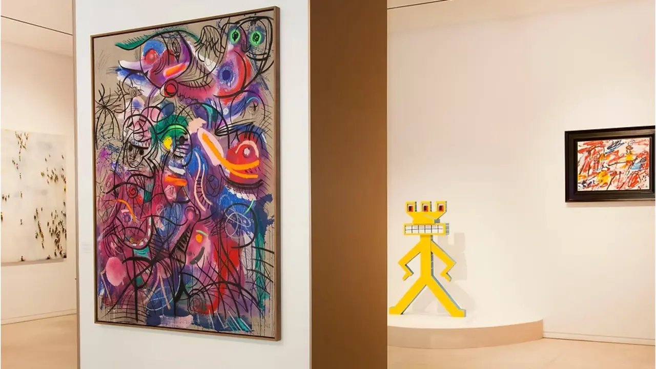 Imagen de Miguel Sainz Ojeda. Espacio de la Opera Gallery de Madrid con la obra del pintor Para&iacute;sos.