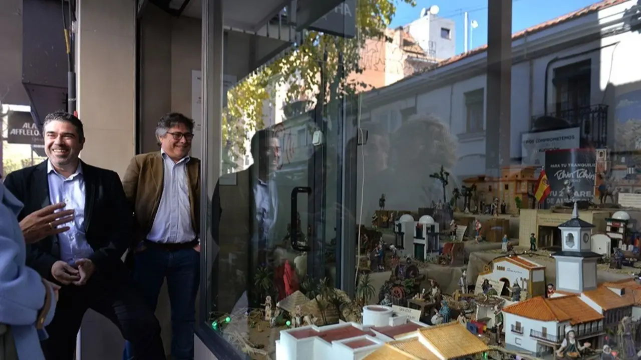 El alcalde David Conde junto a un escaparate con un Bel&eacute;n.