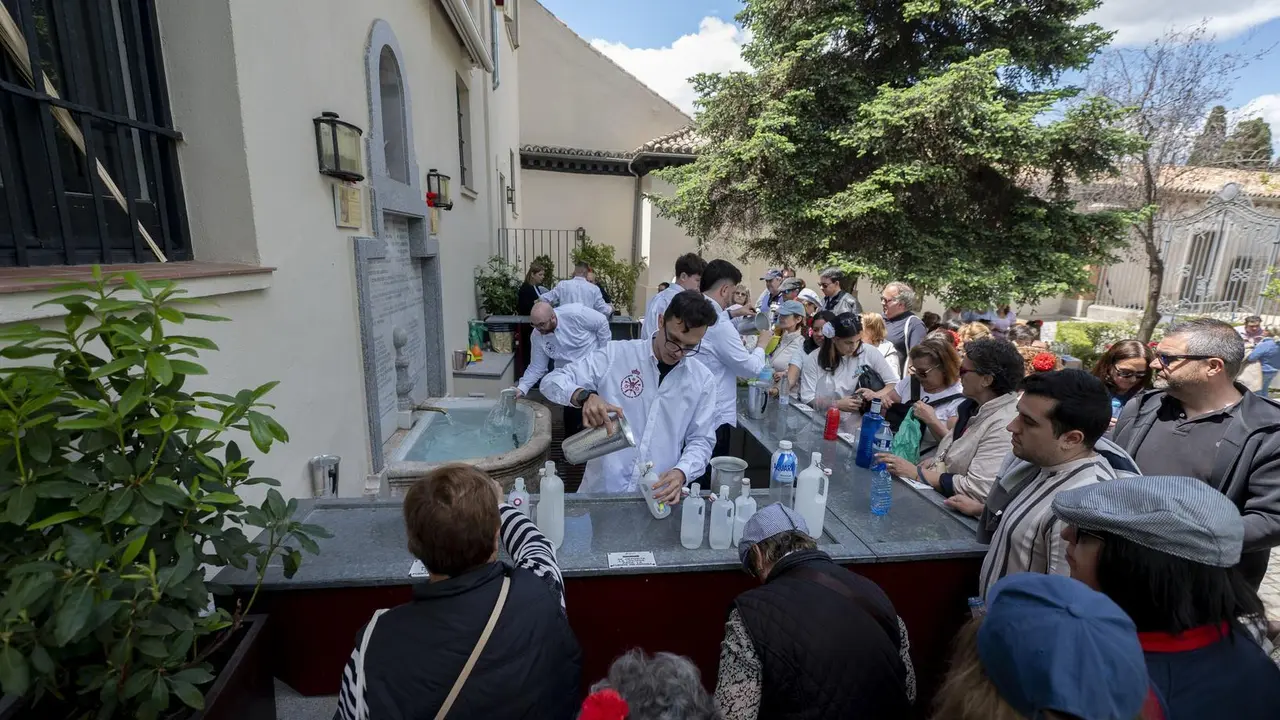 Imagen de archivo. Varias personas van al pozo de San Isidro para beber agua bendita en la Pradera de San Isidro, a 15 de mayo de 2024, en Madrid (Espa&ntilde;a).