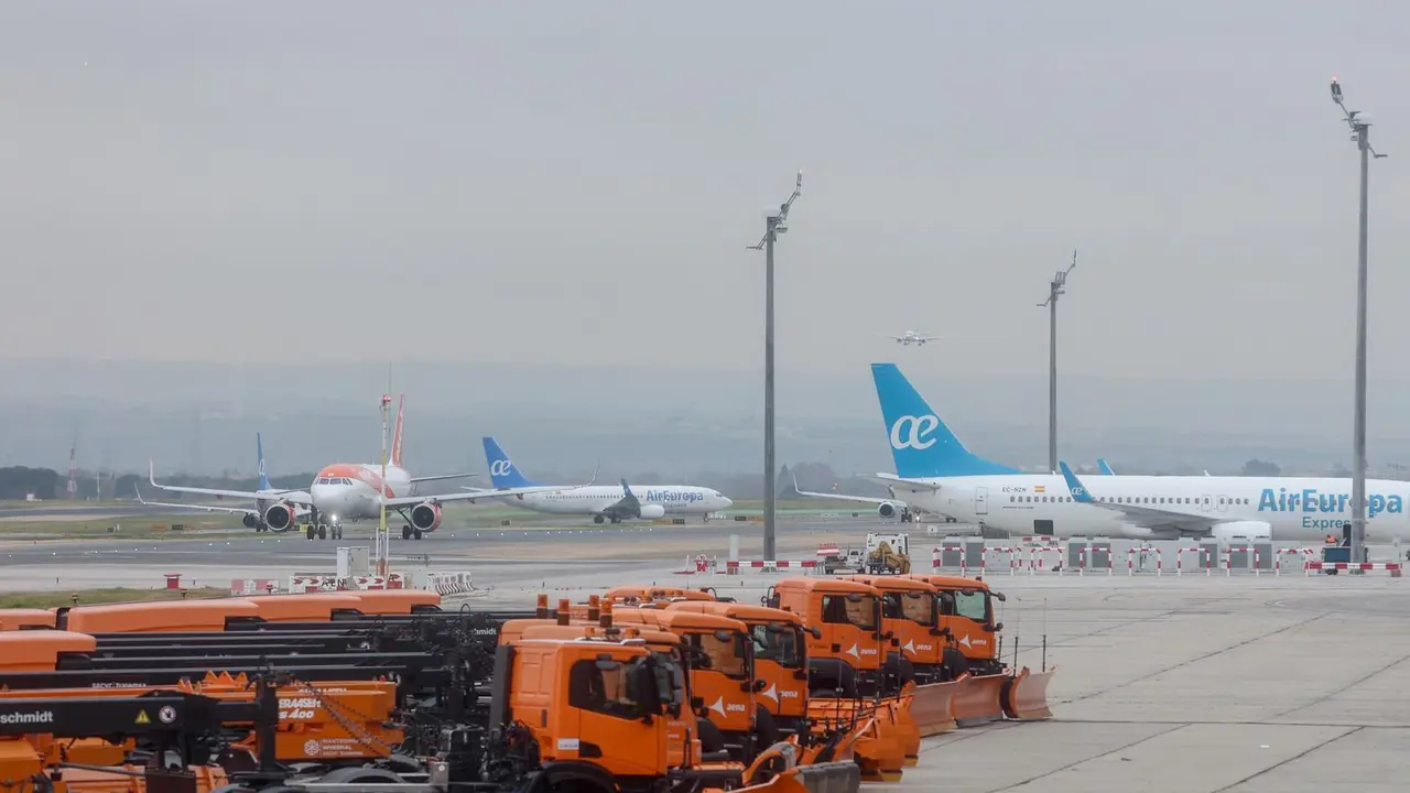 Imagen de archivo. Varios aviones en el aeropuerto Adolfo Su&aacute;rez Madrid-Barajas, a 2 de enero de 2024, en Madrid (Espa&ntilde;a).