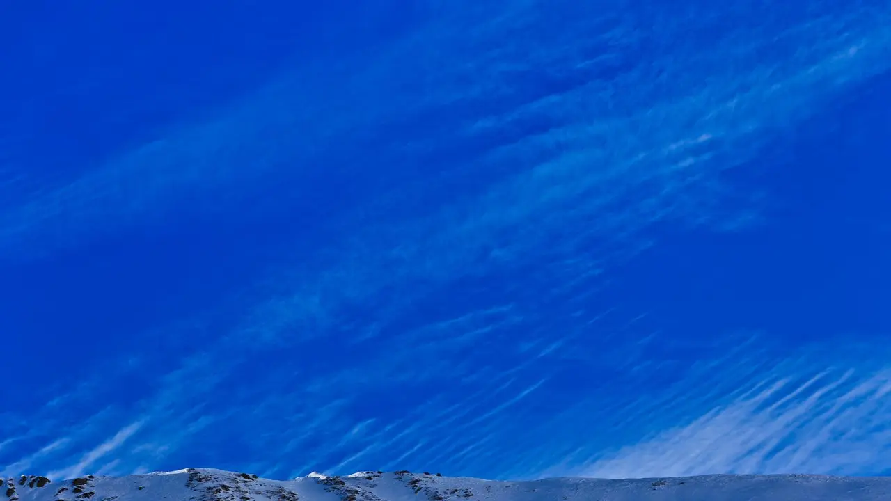 Imagen de archivo. Monta&ntilde;as nevadas con un cielo azul.