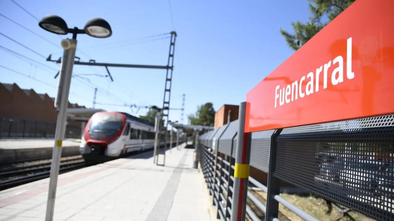 Tren en la estaci&oacute;n de Fuencarral.