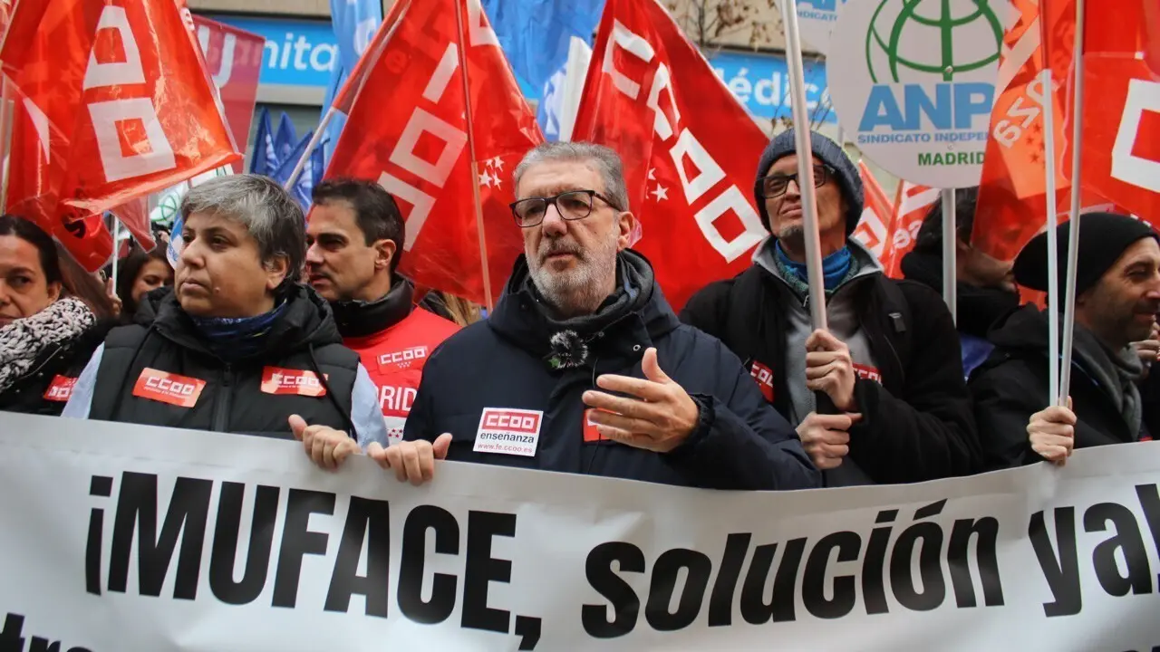 El secretario general de la Federaci&oacute;n de Ense&ntilde;anza de CCOO, Francisco Garc&iacute;a, durante las protestas de Muface frente a la sede de Unespa en Madrid. Varios sindicatos se han unido para exigir una soluci&oacute;n para el concierto sanitario.
