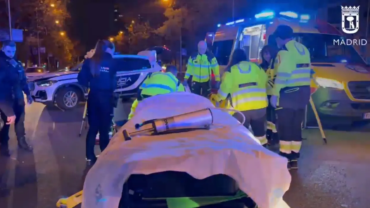 Agentes de la polic&iacute;a y personal de ambulancia.
