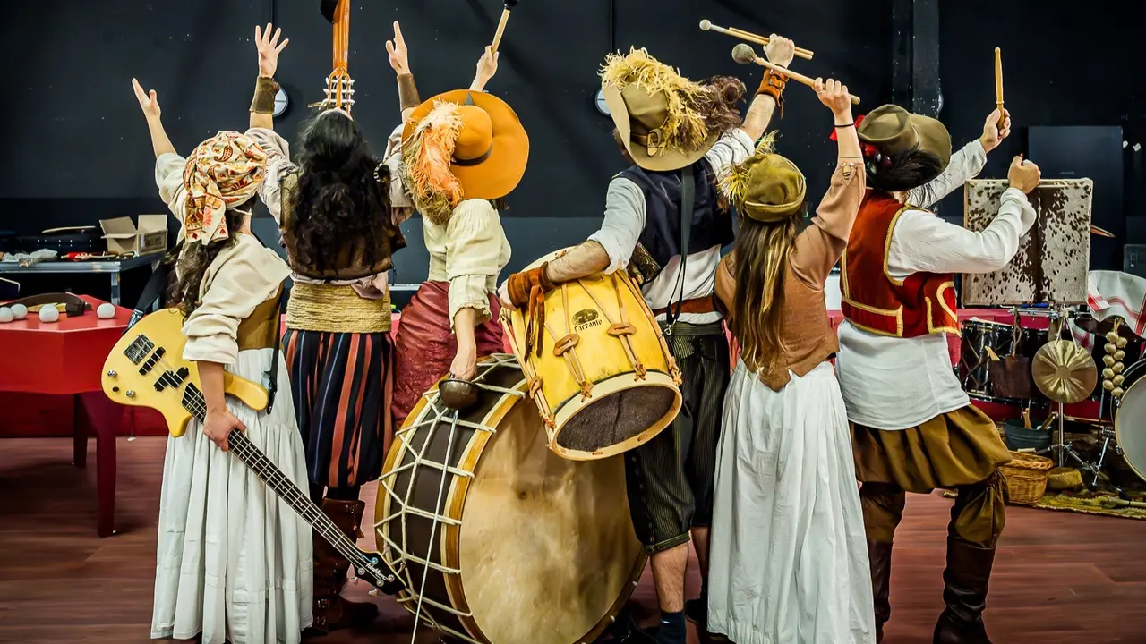 Momento de la obra de teatro 'Farra''. Imagen cedida por el Teatro de la Comedia.