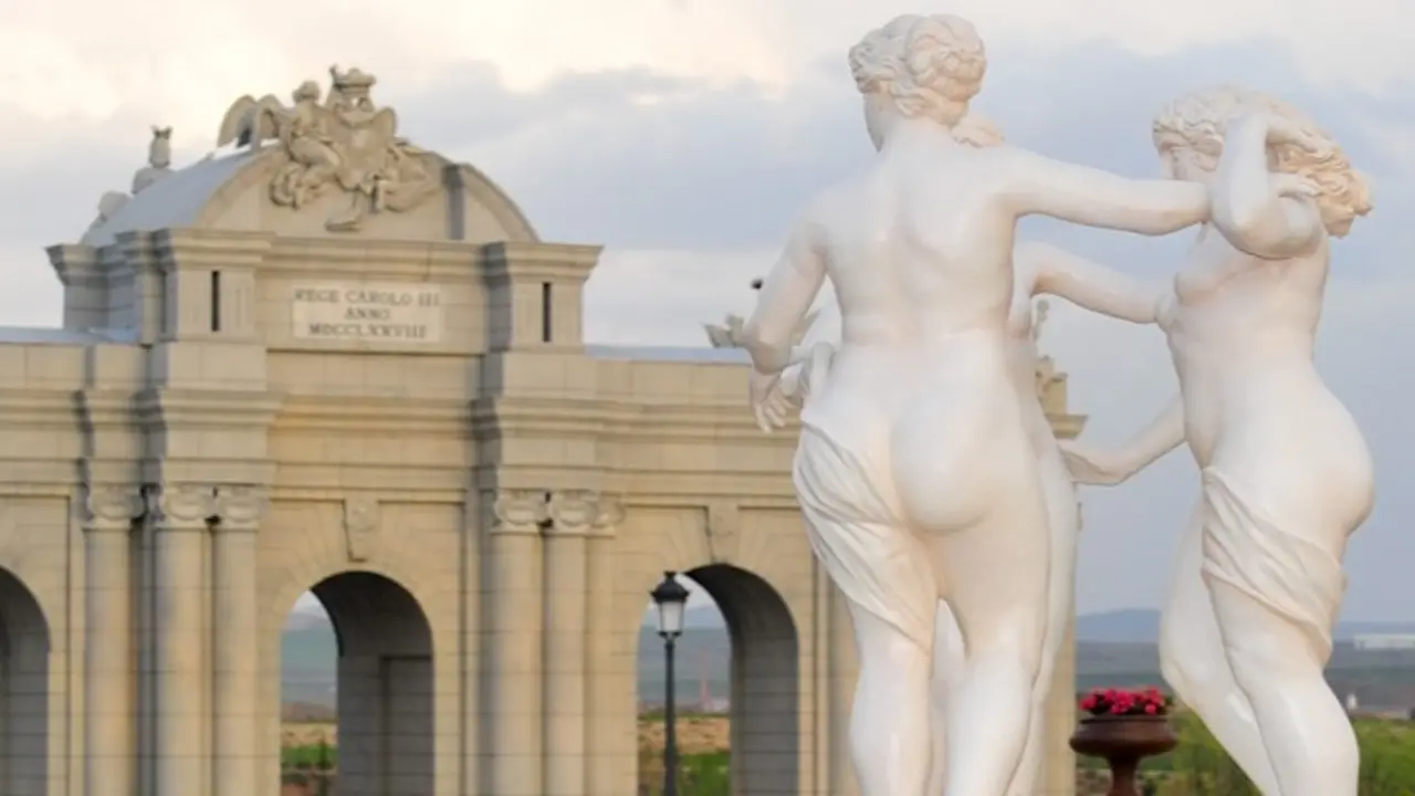'Las tres gracias' monumento del Parque Europa, fotograf&iacute;a tomada de la p&aacute;gina oficial del Parque Europa.