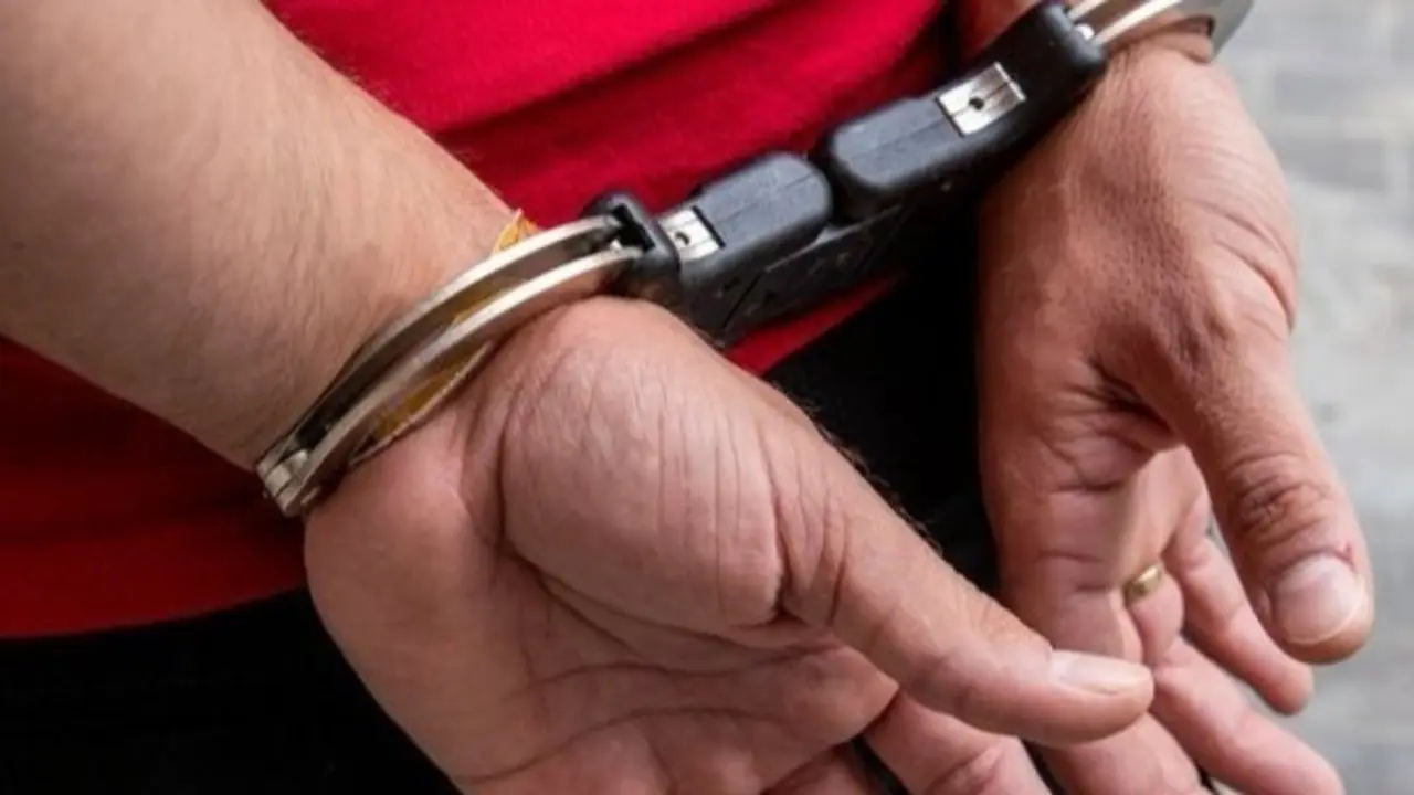 Imagen de dos manos a las espaldas del detenido con unas esposas.