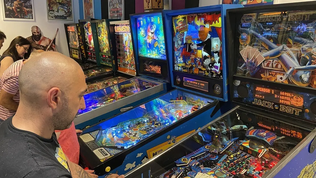 Imagen de un jugador en un m&iacute;tico pinball en archivo.