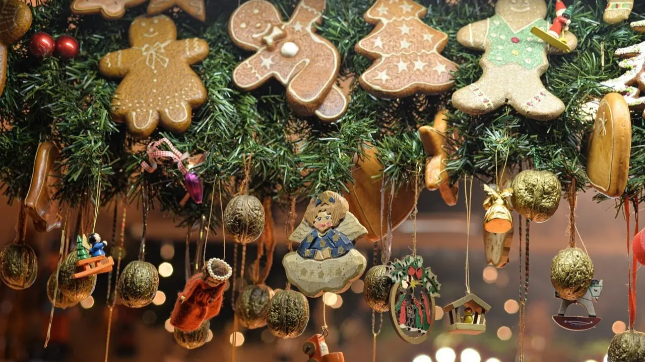 &Aacute;rbol con adornos navide&ntilde;os.