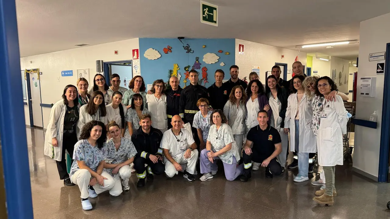 Bomberos de la Comunidad llevan regalos a los ni&ntilde;os ingresados en hospitales madrile&ntilde;os por Navidad.