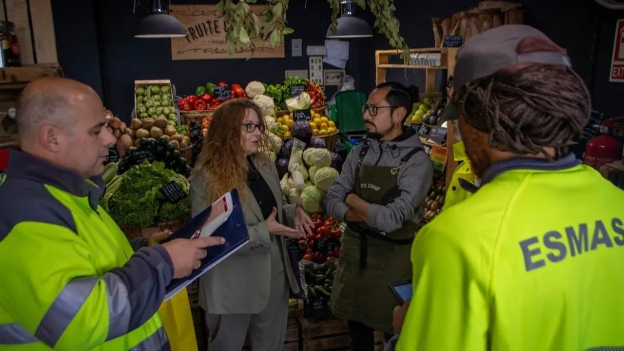 Trabajadores de ESMASA en una fruter&iacute;a.