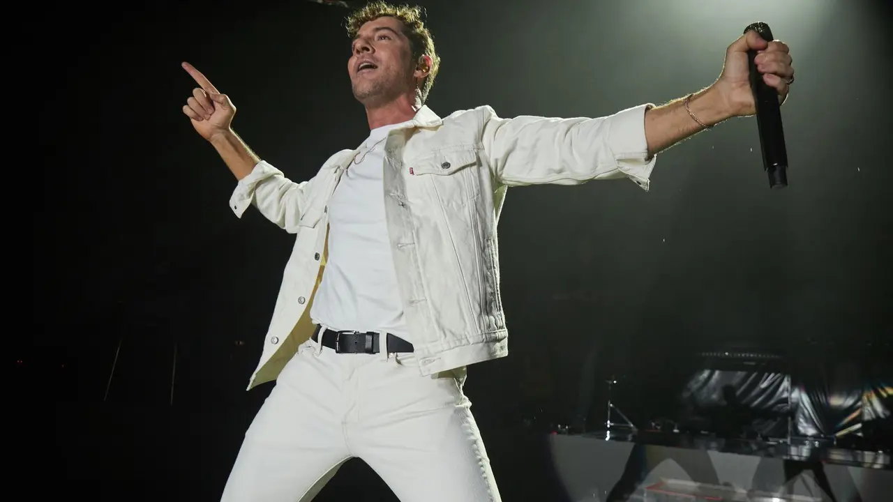 El cantante David Bisbal durante una actuaci&oacute;n en el concierto de su nueva gira TOUR VOLAR&Eacute;, a 8 de junio de 2024, en Pamplona, Navarra (Espa&ntilde;a). David Bisbal Ferre es un cantante, compositor y actor espa&ntilde;ol que alcanz&oacute; la fama a principios de la d&eacute;cada de los 2000 al quedar segundo finalista de la primera edici&oacute;n de Operaci&oacute;n triunfo 2001.
