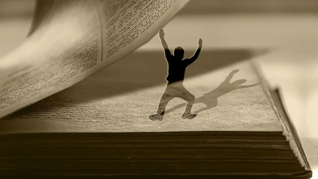 Un libro con un peque&ntilde;o ni&ntilde;o dentro.