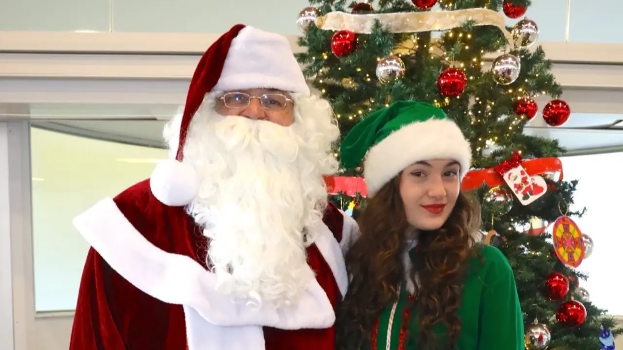 Pap&aacute; Noel junto a uno de sus pajes.