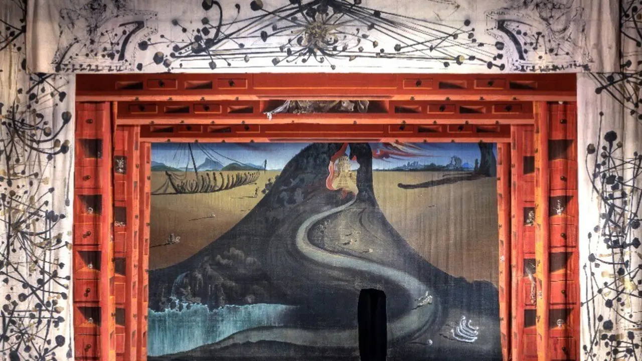 El tel&oacute;n pintado por Dal&iacute; para el ballet 'Bacchanale', por primera vez en Espa&ntilde;a: "Estuvo guardado en una caja".
