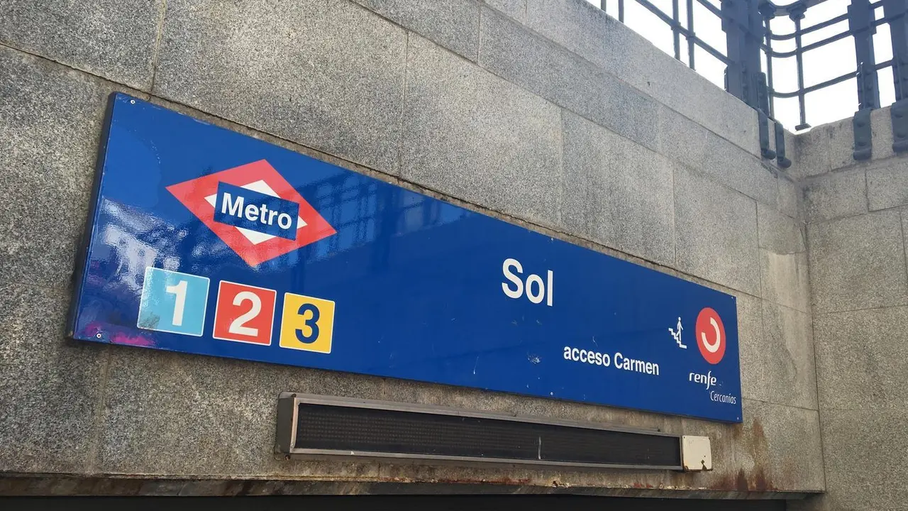 Fotos de recurso de la estaci&oacute;n de metro y cercan&iacute;as de Sol y de la Puerta del Sol, en Madrid.