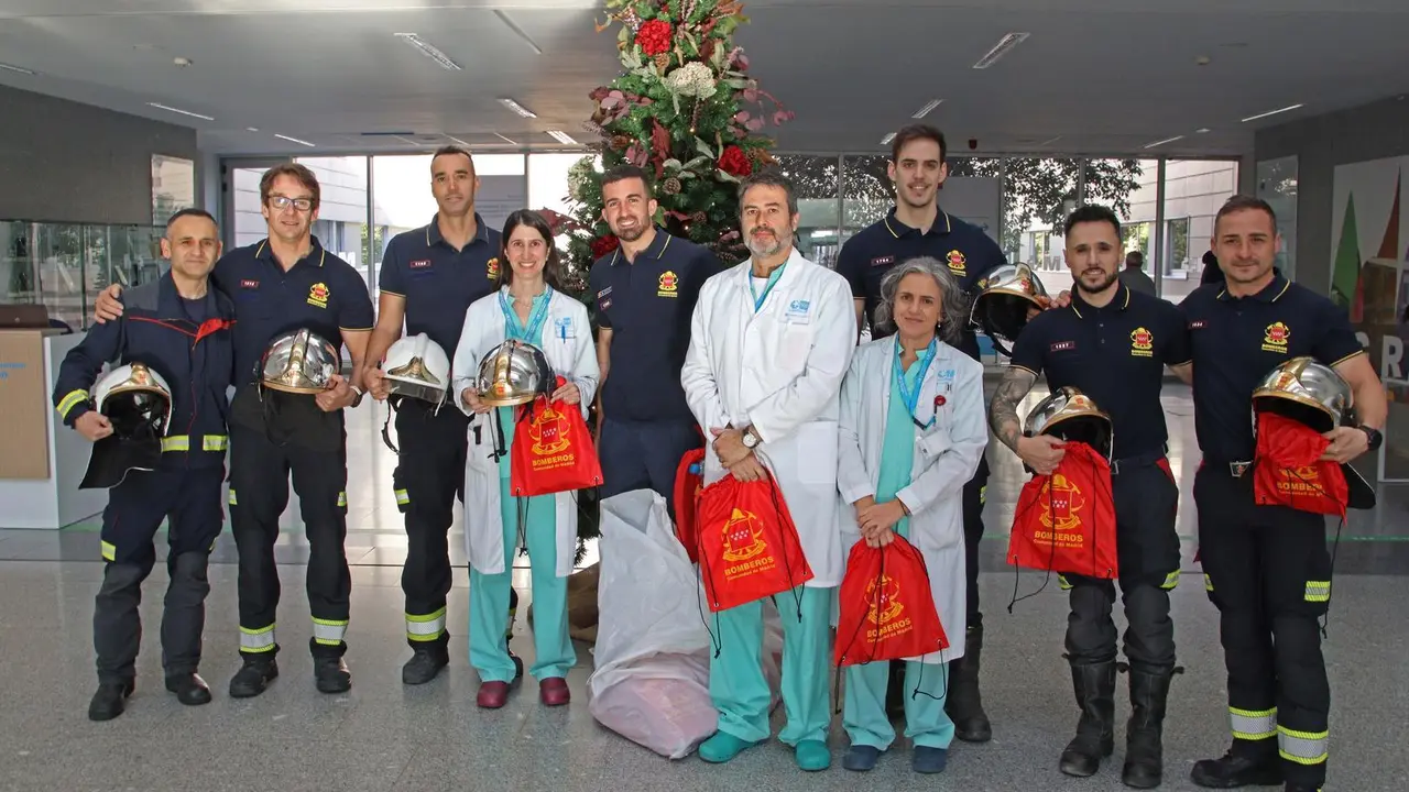 Los voluntarios con los regalos en el Hospital p&uacute;blico universitario de Torrej&oacute;n.