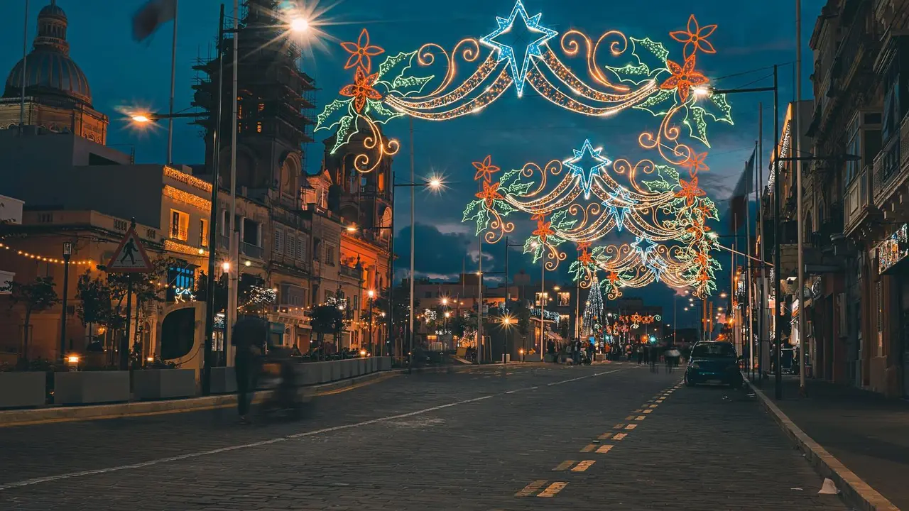 Imagen de archivo. Una calle decorada con luces navide&ntilde;as.