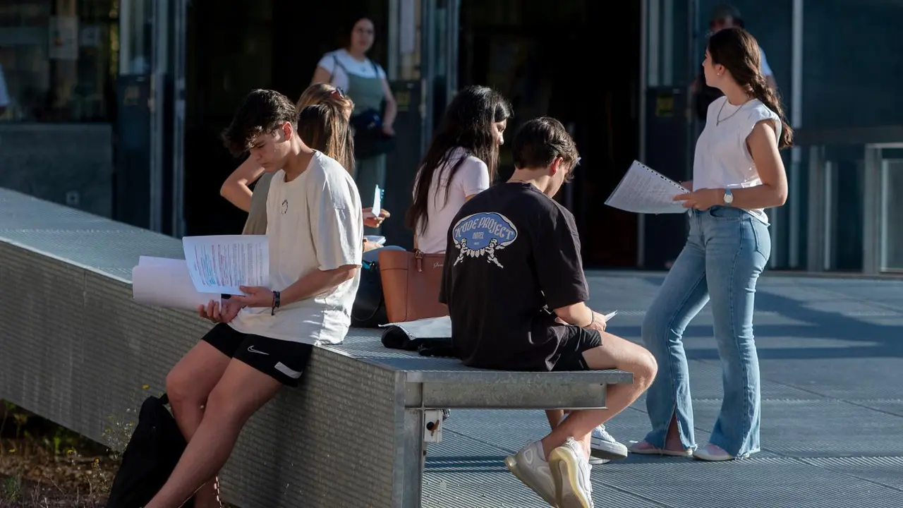 Imagen de archivo estudiantes en la UCM.