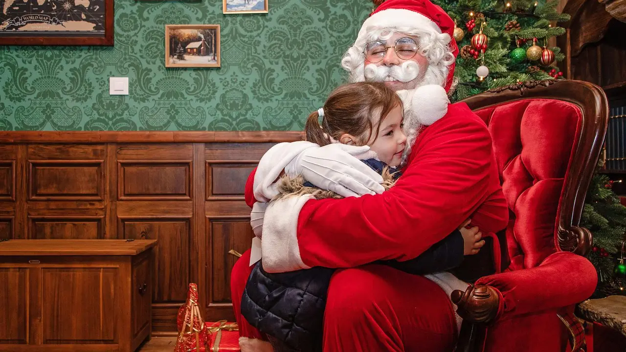 Pap&aacute; Noel en Parque Warner de Madrid junto con una peque&ntilde;a.