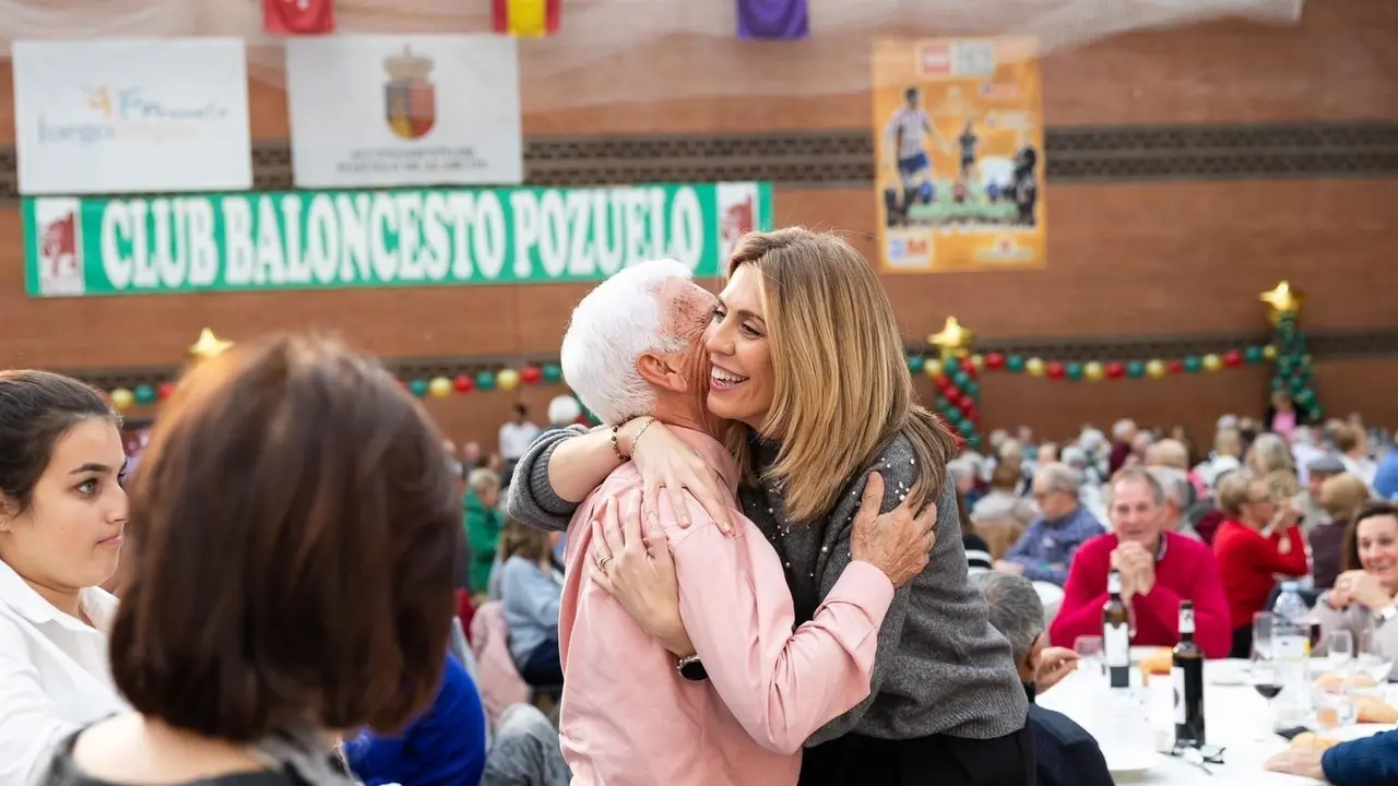 Abrazo en la comida de Navidad.