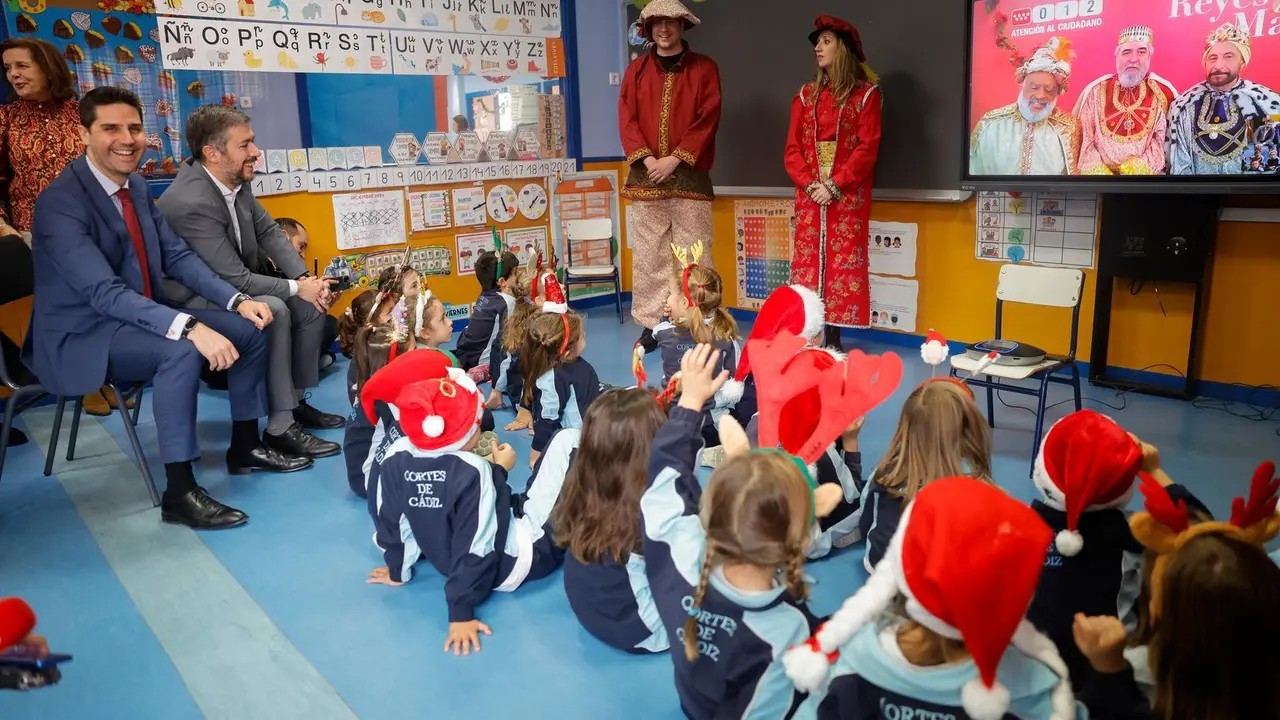 El consejero de Presidencia, Justicia y Administraci&oacute;n Local, Miguel &Aacute;ngel Garc&iacute;a Mart&iacute;n, y el de Educaci&oacute;n, Ciencia y Universidades, Emilio Viciana, durante su visita al CEIP Cortes de C&aacute;diz de la capital, el 17 de diciembre de 2024, en Madrid.
